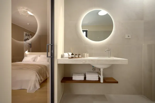 Ensuite bathroom with round mirror